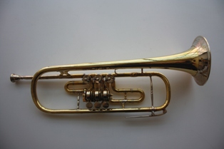 Konzerttrompete mit graviertem Neusilberrand.JPG